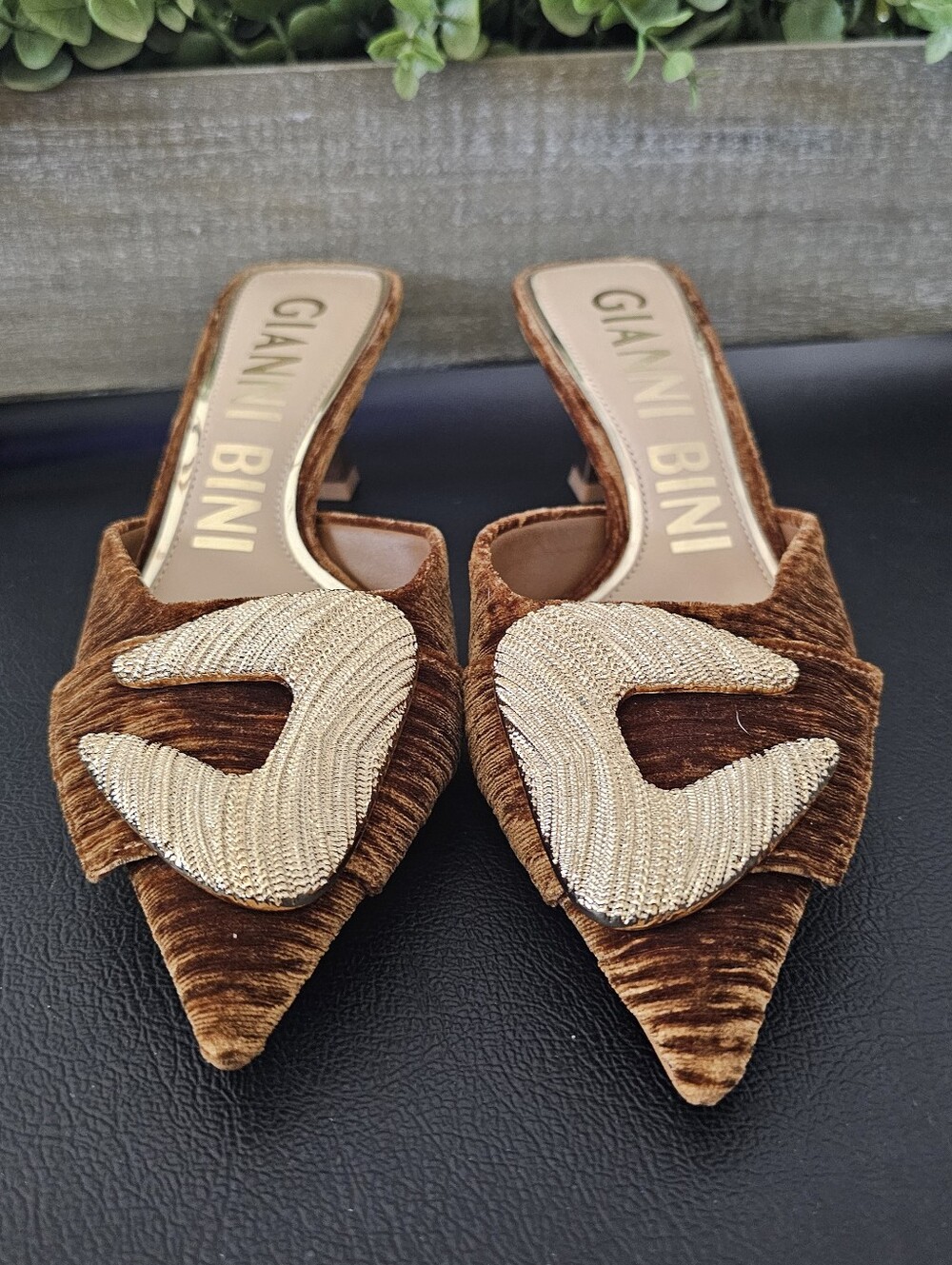 Gianni Bini Tan Brown Velvet Pointed Mules Shoes Gold Detail Women's Sz 9M NWOB